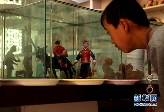 Locals admire Gansu artwork over the Dragon Boat Festival