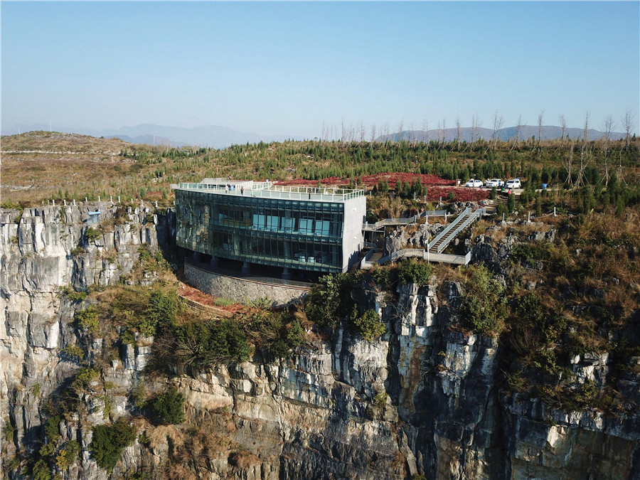 Floating art museum catches the eye in Guizhou