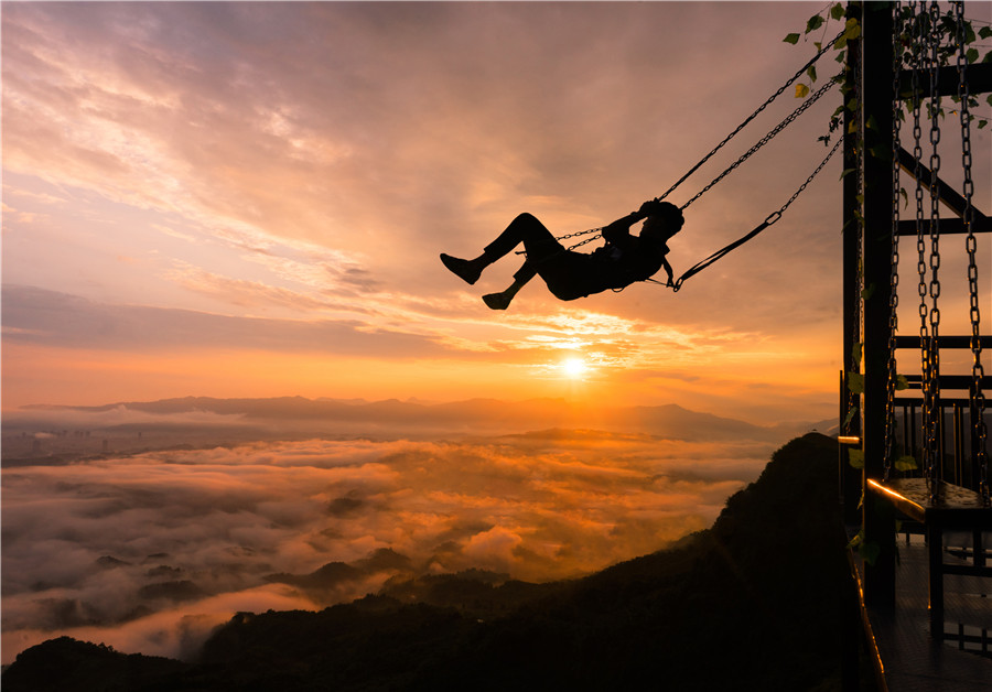 Cliff swing lets Wang Yun Mountain tourists test their mettle