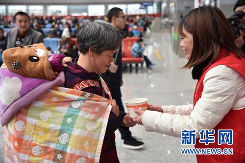 Tangyuan dished out for rail passengers