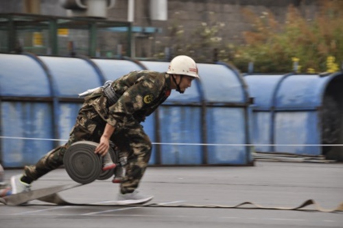 Qianxinan firemen compete in skills showcase