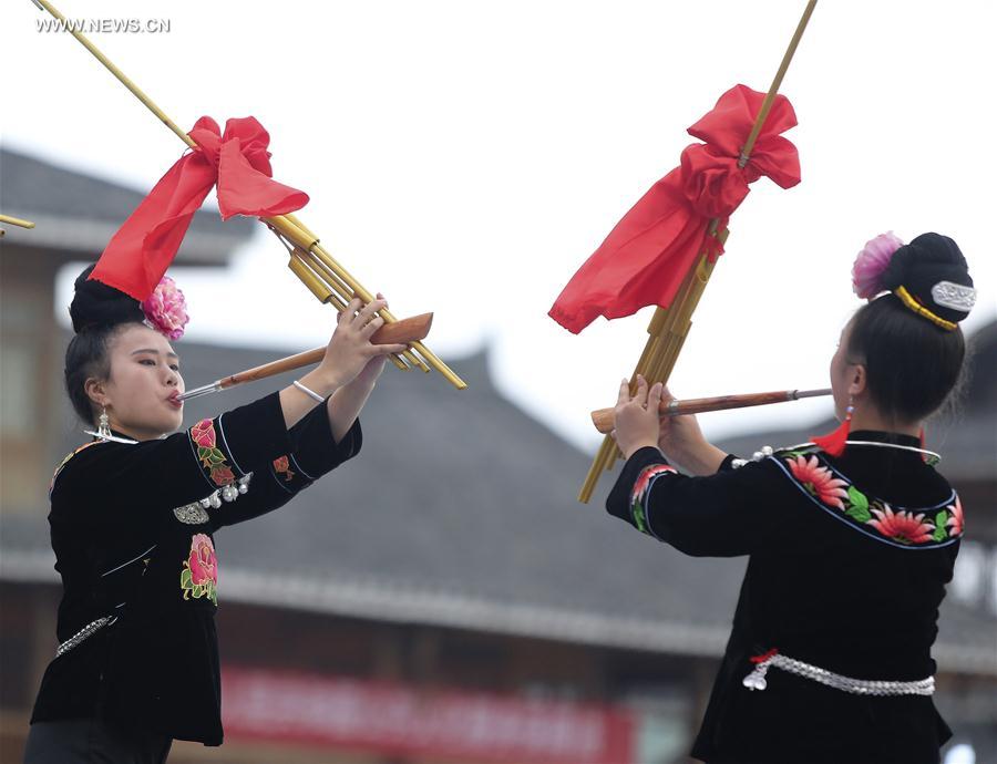 Contestants perform with Lusheng in SW China's Guizhou