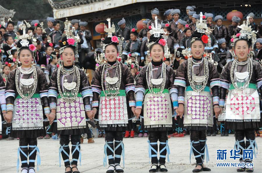 Thousands of villagers join voices for Dong choir singing competition