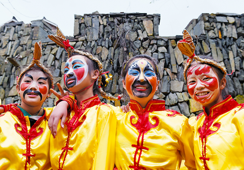 Students perform dragon dance in Jinping county