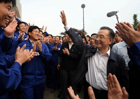 Premier Wen talks with workers on Labor Day