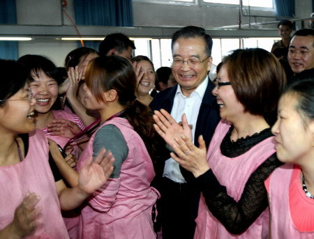 Premier Wen talks with workers on Labor Day