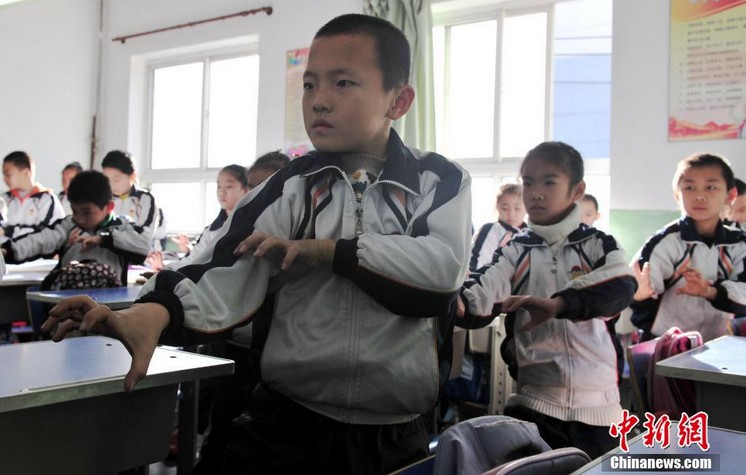 Primary school invents aerobic exercise against smog