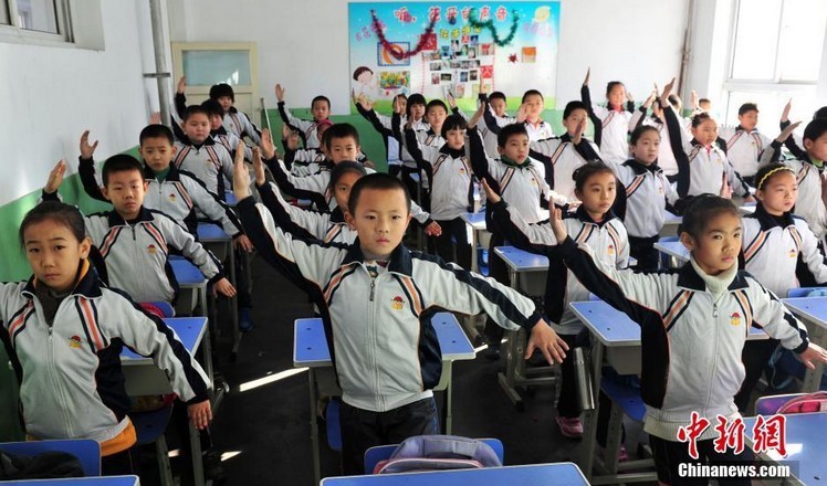 Primary school invents aerobic exercise against smog