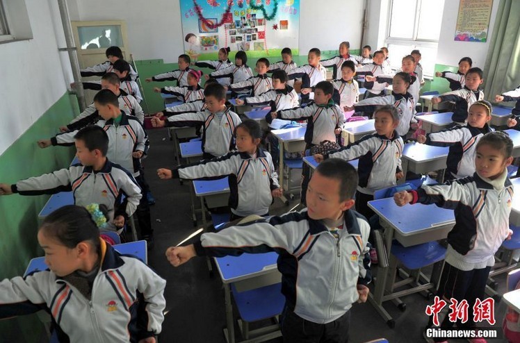 Primary school invents aerobic exercise against smog