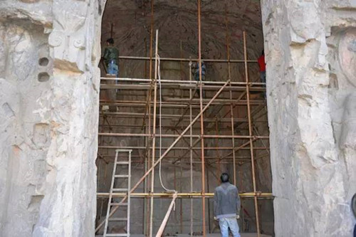 What do Longmen staffs do, when it is closed?