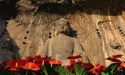 Sunlight and the light of Longmen's Buddha during winter