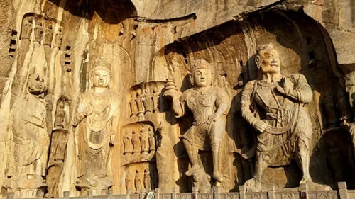 Sunlight and the light of Longmen's Buddha during winter