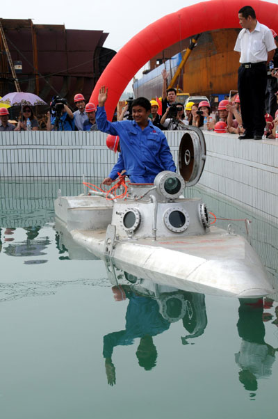 Chinese laid-off worker builds mini-submarine