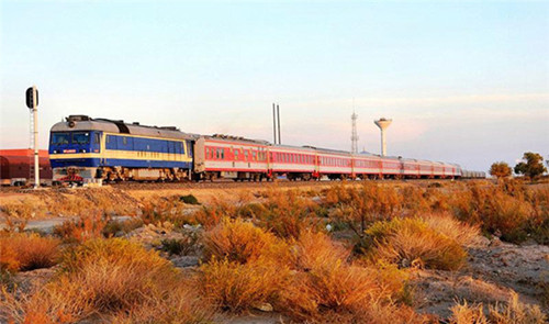 Tourist train links N China with S China