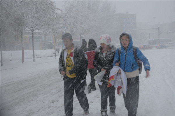 In photos: NE China blanketed by heavy snow