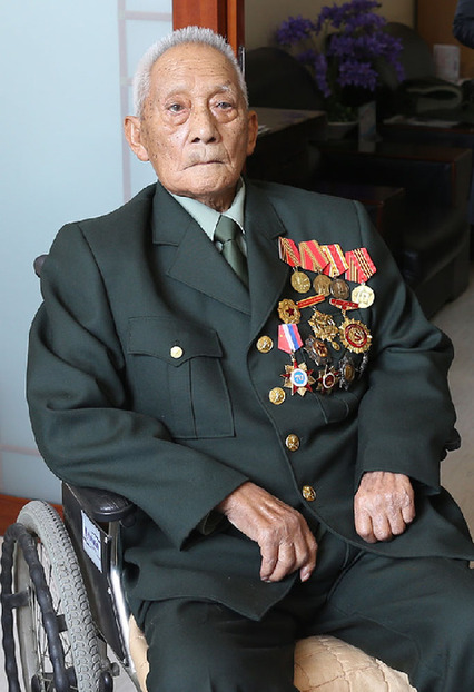 Chinese soldier tuned into the Soviet Union's WWII resistance