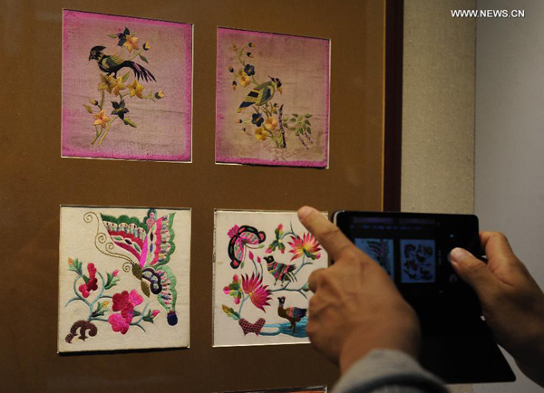 Embroideries of Man ethnic group displayed in China's Changchun