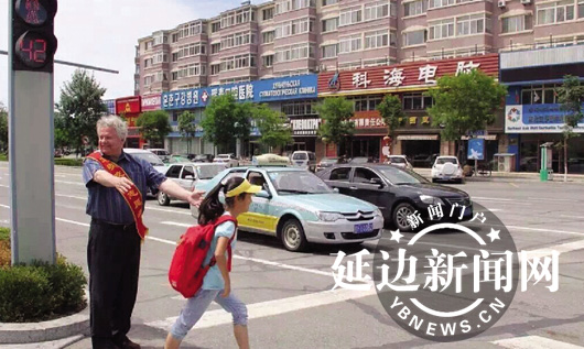 Foreign volunteers in NE China helping manage the traffic