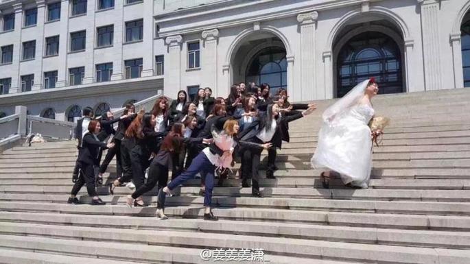 Reverse-role wedding photos appeal to social media