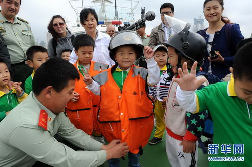 Children show their patriotism at sea