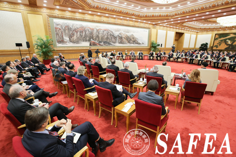 Premier Li Keqiang meets with foreign experts in Beijing