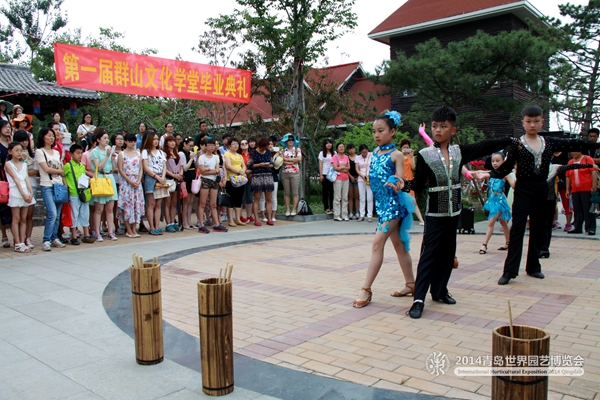Students graduate at Qingdao Expo