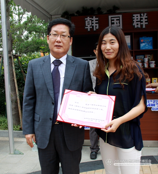 Students graduate at Qingdao Expo