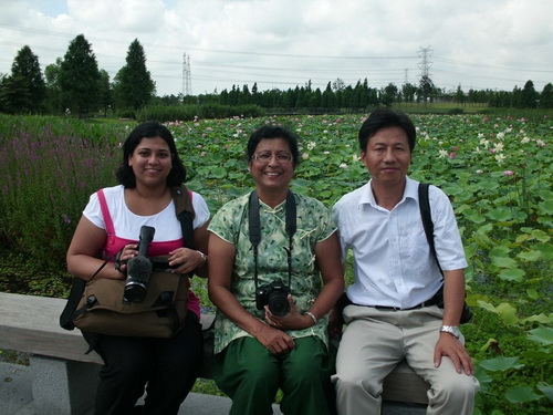 International lotus lovers visit Chenshan
