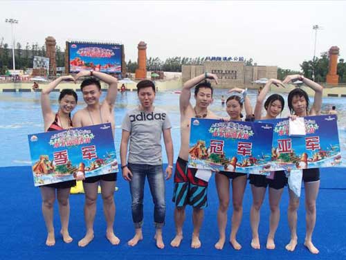 Underwater kiss contest at Shanghai Playa Maya Water Park