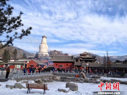 Snow doesn't keep people from Mount Wutai for Spring Festival