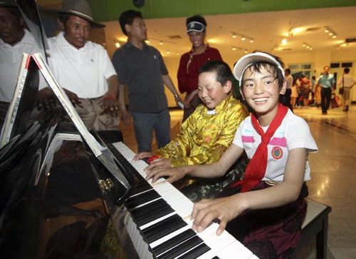 Students from quake-hit Yushu celebrate Children's Day in Tianjin