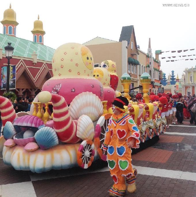 People take part in parade at Tianjin Binhai Aircraft Carrier Theme Park