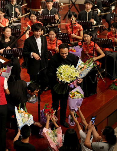 The twin performers play Tianjin