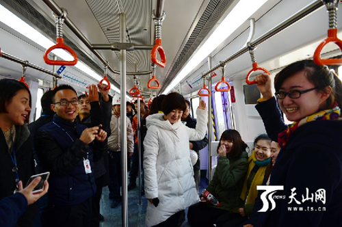 First Urumqi subway carriage unveiled to public