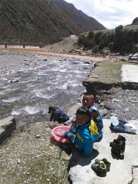 Tibetan children enjoy 'golden worm' holiday