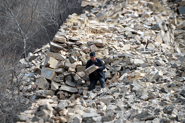 Punish those who damaged a part of Great Wall