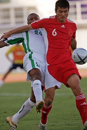 Iraq's Ali Rehema (L) fights for the ball against China's Du Wei (C) and Zou Jie during their AFC Asian Cup 2007 qualifier soccer match at Khalifa Bin Zayed Stadium in Al Ain, United Arab Emirates March 1, 2006. [Reuters]