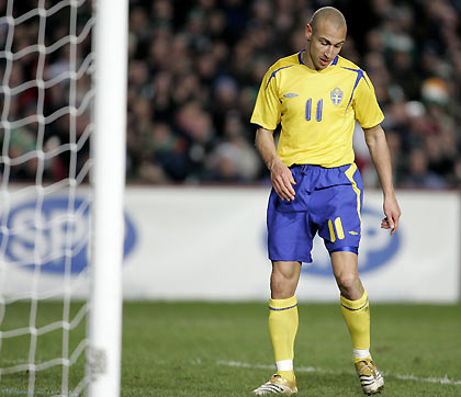 Estonia's Raio Piiroja dives in to tackles Northern Ireland's Peter Thompson during an international friendly soccer match at Windsor Park in Belfast, Northern Ireland, March 1, 2006. [Reuters]