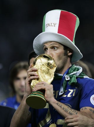 Members of the Italy team pose with the World Cup Trophy after their World Cup 2006 final soccer match against France in Berlin July 9, 2006. [Reuters]