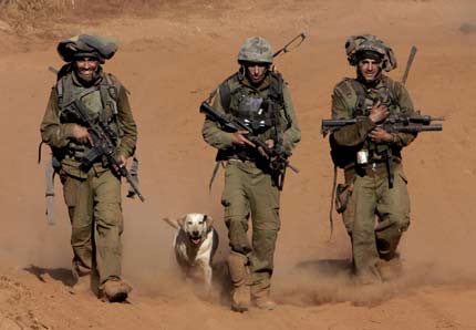 Israeli soldiers walk together after leaving Lebanon near the Israeli-Lebanon border August 15, 2006 in this picture released by the Israeli Defense Forces. [Reuters]