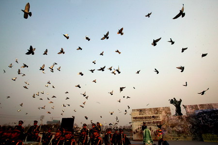 Doves fly from a square as authorities sound the alarm to mourn the 300,000 lives lost to the Japanese aggressors 69 years ago in Nanjing, East China's Jiangsu Province, December 13, 2006. [Yang Bo/Modern Express]