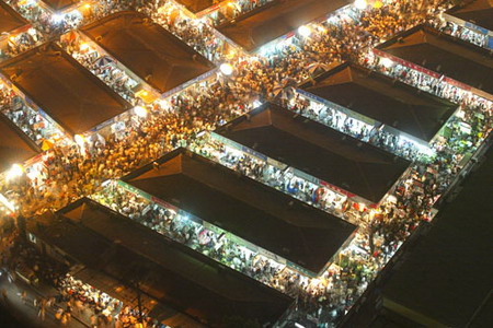 A general view of the Xiangyang Road market in Shanghai June 30, 2006. The market, a downtown outdoor bazaar famous for cheap fake brand goods, was ordered to close. [Xu Haifeng/Oriental Morning Post]