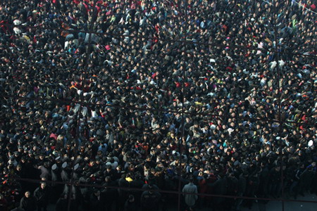 A crowd of people hoping to see South Korean star Jang Nara during a business promotion activity in Shijiazhuang, North China's Hebei Province, December 10, 2006. [Wei Zhankui/Yanzhao Evening News]