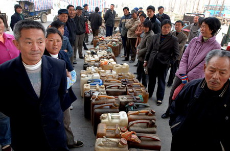  Farmers queue to buy diesel oil at a gas station in Shuangqiao Town, East China's Anhui Province, May 21, 2006. The rising price of crude oil on the international market forced many farmers to queue early in the morning to buy diesel oil. [Wu Fang/Xin'an Evening News]