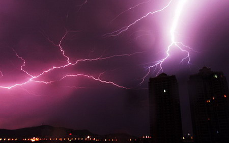 A lightening bolt illuminates the sky over Changsha, Central China's Hunan Province, August 2, 2006. [Ma Jinhui/Xiaoxiang Morning News]