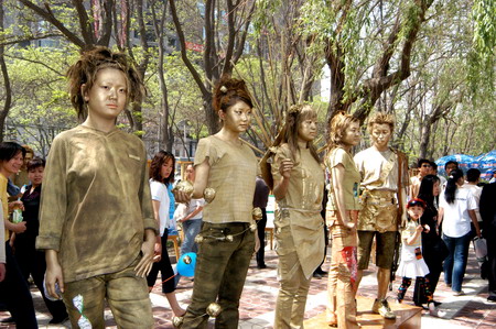 LanZhou Commercial College students perform for donations for poor students in Lanzhou, Northwest China's Gansu Province, May 1, 2006. [Zhang Tieliang/Lanzhou Morning News]