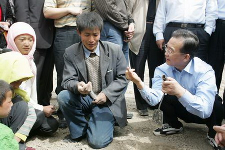 Premier Wen Jiabao talks with farmers in a drought-stricken county in Northwest China's Ningxia Hui Autonomous Region, May 6, 2006. [Wang Jian/Ning Xia Daily] 