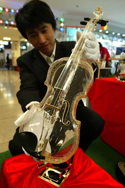 Glass violin debuts in Beijing