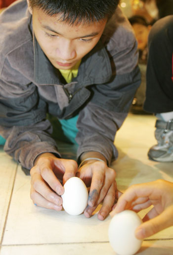 Make an egg stand during Dragon Boat Festival