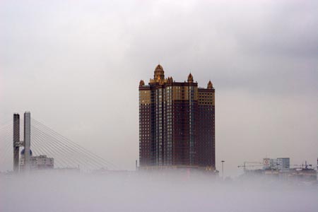 Buildings are seen in heavy fog in Jilin City, Northeast China's Jilin Province, August 12, 2007. [newsphoto]